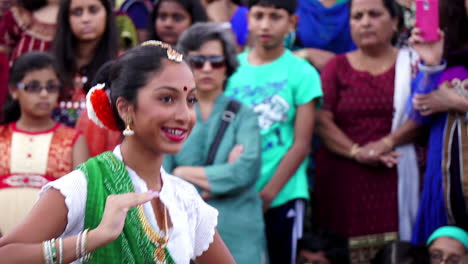 Una-Adolescente-Hindú-Baila-Con-Gestos-Con-Las-Manos-Mudra.