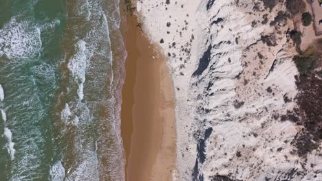 Vista-Aérea-De-Arriba-Hacia-Abajo-Sobre-La-Playa-De-Arena-En-La-Escalera-Del-Destino-Turístico-Turco-En-Sicilia,-Italia