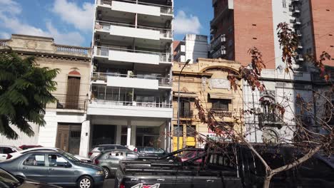 Panorámica-Del-Bullicioso-Barrio-De-La-Capital-De-La-Avenida-Alberdi,-Horizonte-Soleado-En-Otoño-De-La-Ciudad-De-Buenos-Aires,-Argentina,-Zona-De-Flores