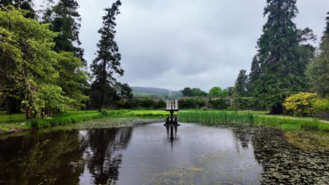 Powerscourt-Gardens,-Sommerliche-Farben,-Teich-Und-Brunnen,-Irland,-Epische-Orte,-Wicklow,-Der-Garten-Irlands,-Touristenziel