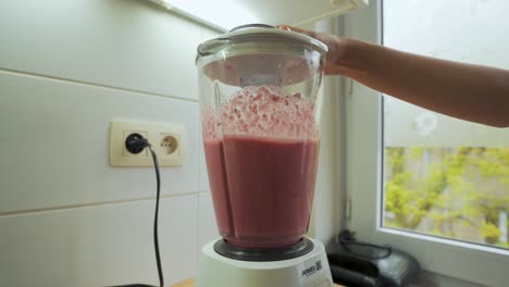 Früchte-Im-Smoothie-Maker-Mixen,-Veganes,-Vegetarisches,-Gesundes-Getränk