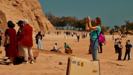 Turistas-Explorando-El-Sitio-Histórico-De-Abu-Simbel-Y-Tomando-Fotografías.