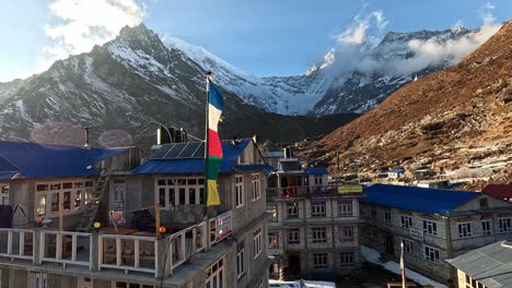 Blick-über-Das-Dach-Der-Lodge-Bei-Sonnenuntergang-Mit-Buddhistischen-Gebetsfahnen-Im-Dorf-Kyanjin-Gompa-Im-Hochgelegenen-Himalaya
