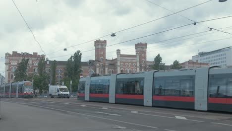 Straßenbahnen-Fahren-Vor-Der-Rossauer-Kaserne-Vorbei