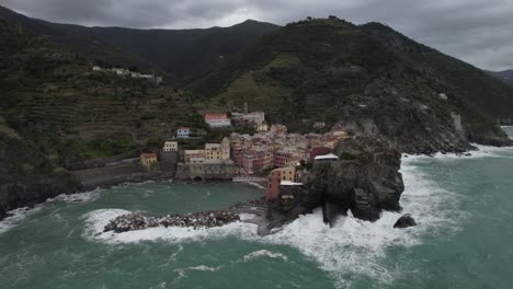 Drone-Orbital-Disparado-De-Derecha-A-Izquierda-Del-Pueblo-Italiano-De-Cinque-Terre-Junto-A-Las-Olas-De-La-Playa-Rompiendo