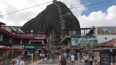 Blick-Auf-Den-Penon-Von-Guatape,-Felsen-Von-Guatape-In-Kolumbien,-Majestätische-Felsformation