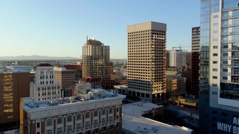 Drohnenschuss-Inmitten-Von-Gebäuden-In-Der-Innenstadt-Von-Phoenix,-Sonniger-Tag-In-Arizona,-USA