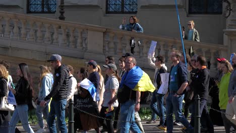 Miles-De-Rusos-En-Praga-Protestan-Contra-La-Guerra-En-Ucrania.