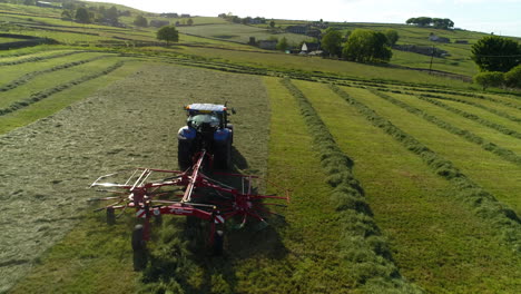 Epische-Drohnenaufnahme,-Die-Abends-über-Einen-Bauern-Fliegt,-Der-Mit-Einem-Traktor-Auf-Einer-Farm-In-West-Yorkshire-Sein-Land-Bearbeitet