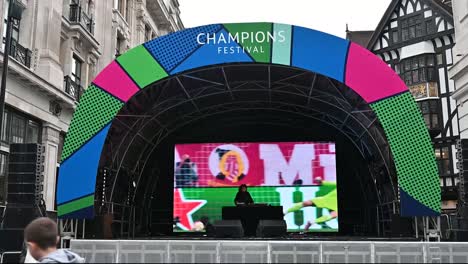 Festival-De-Campeones-En-Regents-Street,-Música-En-El-Escenario,-Londres,-Reino-Unido