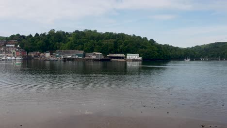 Malerische-Aussicht-Auf-Den-Fluss-Dart-Und-Die-Stadt-Dartmouth-Von-Der-Beliebten-Touristenattraktion-Der-Dartmouth-Steam-Railway-In-Devon,-England,-Großbritannien