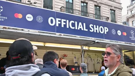 Tienda-Oficial-De-La-Liga-De-Campeones,-Regents-Street,-Londres,-Reino-Unido