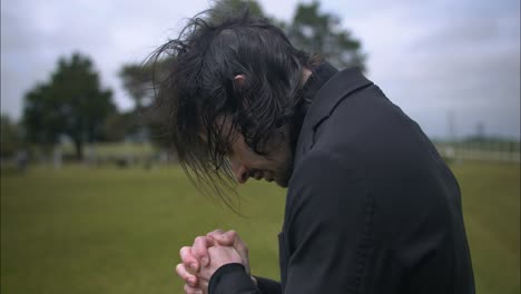 Hombre-Triste-De-Luto-Durante-El-Funeral-En-El-Cementerio