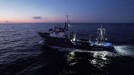 Barco-Pesquero-De-Atún-Pescando-En-El-Océano-Atlántico-En-Las-Azores-Durante-El-Amanecer.