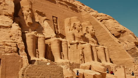 El-Gran-Templo-De-Ramsés-II-En-Abu-Simbel-Con-Estatuas-Talladas