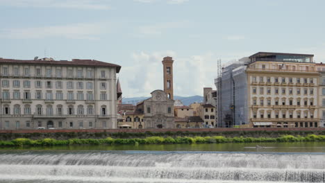 Malerisches-Florenzer-Flussufer-Mit-Historischer-Architektur-Und-Fließendem-Wasser