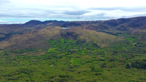 Irlanda-Lugares-épicos-La-Belleza-Escarpada-De-Las-Colinas-De-Corcho-Kerry,-La-Belleza-Salvaje-De-Irlanda,-Vista-Desde-La-Carretera-En-El-Camino-Atlántico-Salvaje