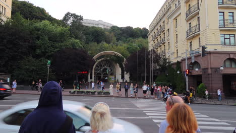 Haupteingang-Der-Standseilbahn-In-Der-Stadt-Kiew-In-Der-Ukraine,-Menschen,-Die-Darauf-Warten,-Die-Straße-Zu-überqueren,-Zebrastreifen,-öffentliche-Verkehrsmittel,-4K-Aufnahme