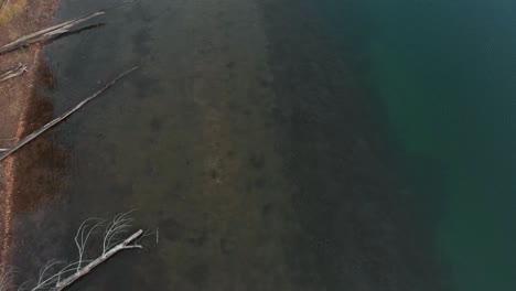 Türkisfarbenes-Seichtes-Wasser-Des-Flathead-Lake-In-Kalispell,-Montana