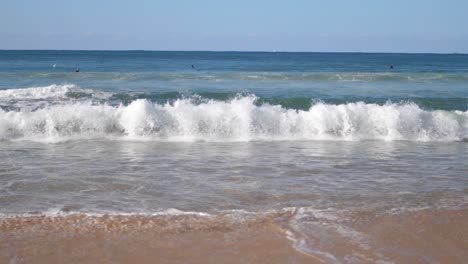 Strandwellen-Am-Manly-Beach-In-Sydney,-Australien-In-Zeitlupe