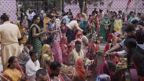 Menschen,-Die-Das-Heilige-Religiöse-Chhath-Fest-Mit-Heiligen-Opfergaben-In-Der-Nähe-Des-Teichs-Feiern.-Das-Tagesvideo-Wurde-Am-20.-November-2023-In-Jodhpur,-Rajasthan,-Indien,-Aufgenommen