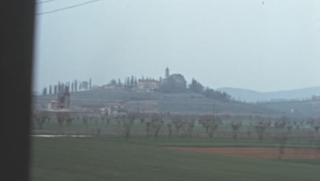 Vista-De-Los-Pueblos-Fuera-De-La-Ciudad-Desde-La-Ventana-Del-Tren-En-Un-Día-Nublado