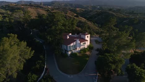 Aerial-view-approaching-the-William-S-Hart-Museum,-sunset-in-Santa-Clarita,-USA