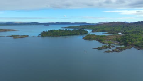 Lugares-épicos-De-Irlanda:-Drones-Volando-Para-Adornar-La-Isla-En-La-Bahía-De-Bantry-En-West-Cork.