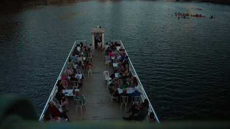 Paseo-Nocturno-En-Barco-Por-El-Lago-Lady-Bird-En-Austin,-Texas