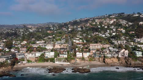 Waterfront-Houses-On-Rocky-Shore-At-Woods-Cove-Beach