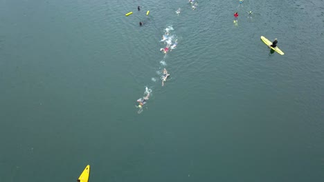 Eine-Drohne-Erfasst-Die-Führenden-Eines-Schwimmrennens,-Der-Ersten-Etappe-Eines-Triathlons