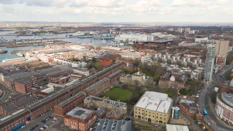 Imágenes-Panorámicas-De-Drones-Sobre-Los-Muelles-De-Portsmouth-Hasta-La-Torre-De-Spinnaker-En-Gun-Wharf-Que-Muestran-Los-Muelles-Navales,-Old-Portsmouth,-Gunwharf,-La-Estación-Y-El-Puerto-Y-Vistas-Al-Solent