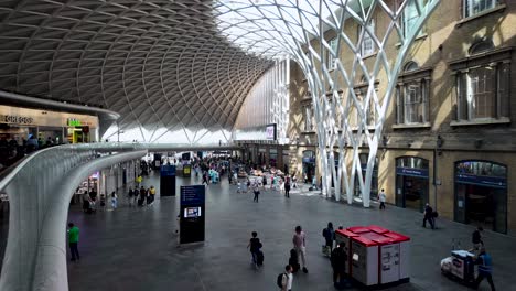 Imágenes-De-Personas-Caminando-Por-El-Pasillo-De-La-Estación-De-Tren-King&#39;s-Cross-De-Londres,-Que-Muestran-El-Concepto-De-Tránsito-Urbano-Y-Centros-De-Viajes-Bulliciosos.