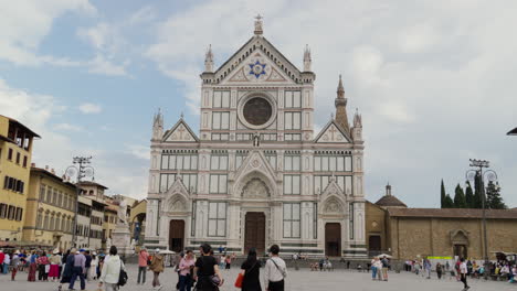 Historic-Basilica-di-Santa-Croce-bustling-with-tourists-in-Florence