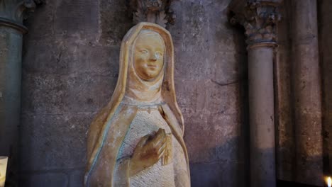 Detalles-De-La-Estatua-Interior-De-La-Catedral-Gótica-De-San-Julián,-Le-Mans-En-Francia