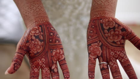 Henna-Handkunstwerk-Auf-Indischen-Brauthänden,-Zeitlupe