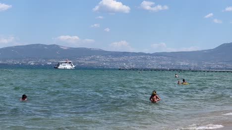 Wasserbusfahrt-Rund-Um-Die-Docks-Des-Thermaischen-Golfs-In-Der-Stadt-Peraia