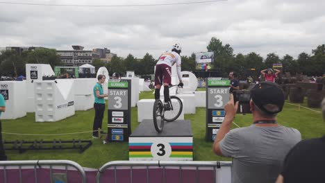 Un-Chico-Filmando-A-Uno-De-Los-Competidores-En-Los-Senderos-Juveniles-De-BMX-En-Glasgow.