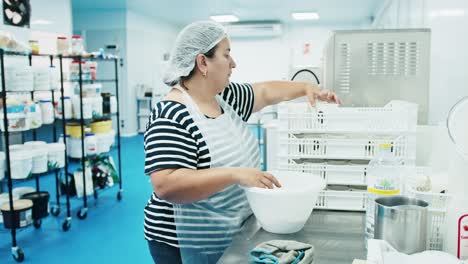 Señora-Haciendo-Helado-En-Una-Fábrica-Y-Negocio-Familiar