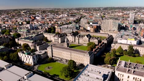 Luftaufnahme-Des-Trinity-College-An-Einem-Sonnigen-Tag