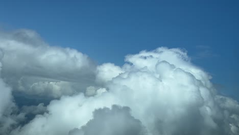 Immersive-POV-Aufnahme-Eines-Piloten-Aus-Einer-Jet-Kabine-Während-Einer-Linkskurve,-Um-Stürmischen-Wolken-Vor-Ihm-Auszuweichen