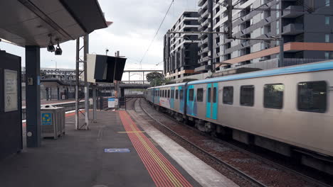 Trenes-De-Metro-Que-Llegan-Y-Salen-De-Los-Andenes-De-La-Estación-De-Tren-De-Melbourne.