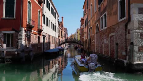 Boot-Fährt-Um-Die-Kurve-Durch-Den-Kanal-In-Venedig-In-Richtung-Einer-Brücke