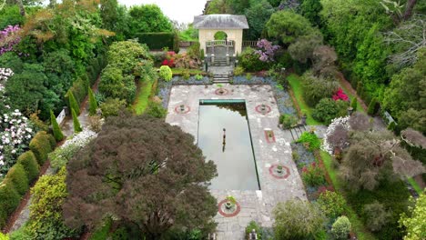 Irlanda-Lugares-épicos-Vista-Desde-Drones-Del-Jardín-Formal-Y-El-Estanque-En-La-Isla-Garnish-En-Una-Brillante-Tarde-De-Verano-En-West-Cork