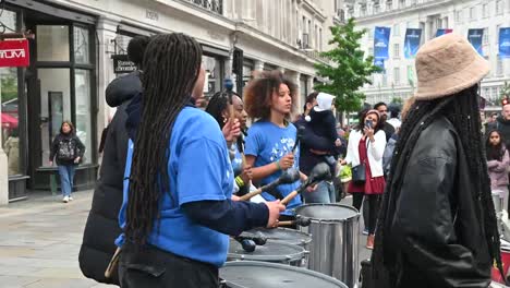 Feiern-Sie-Auf-Den-Trommeln,-Regents-Street,-London,-Großbritannien