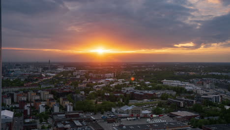 Time-lapse-of-a-sunset-disapearing-in-clouds,-above-the-cityscape-of-Helsinki