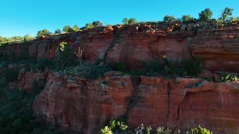 Rote-Felsen-Und-Klippen-In-Sedona,-Arizona-Am-Tag---Drohnenaufnahme