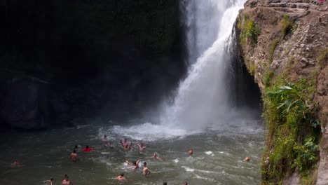 Turistas-Disfrutando-De-Un-Baño-En-Una-Piscina-Natural-Bajo-La-Cascada-De-Tegenungan-En-Bali.