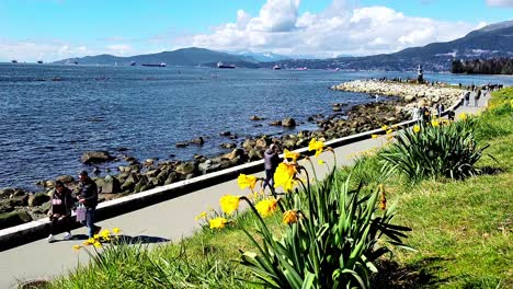 Los-Corredores-Disfrutan-De-Las-Impresionantes-Vistas-Desde-El-Parque-Seawall-En-English-Bay-En-Vancouver-BC-Canadá