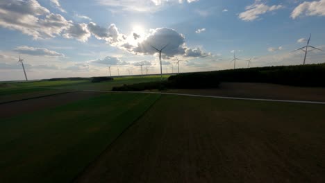 Campos-Agrícolas-Y-Turbinas-Eólicas-Giran,-Sobrevuelo-Aéreo-FPV.